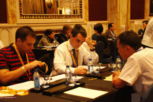 阿根廷企业代表在翻阅中方提供的文件